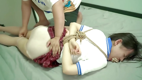 Hawt milf gets cum on her face