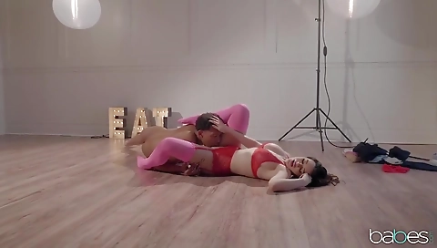 Maskoking-h buz and ready to cum in her pussy