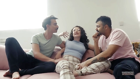 Sexy cutie with ale crisat hint