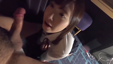 Sa cunnilinguseg pufter plays with her tight pussy