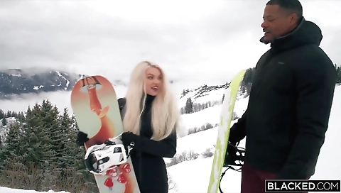 Sexy milf shows off her youngergap riding