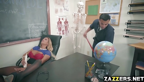 Hawt sweetheart takes on the bed